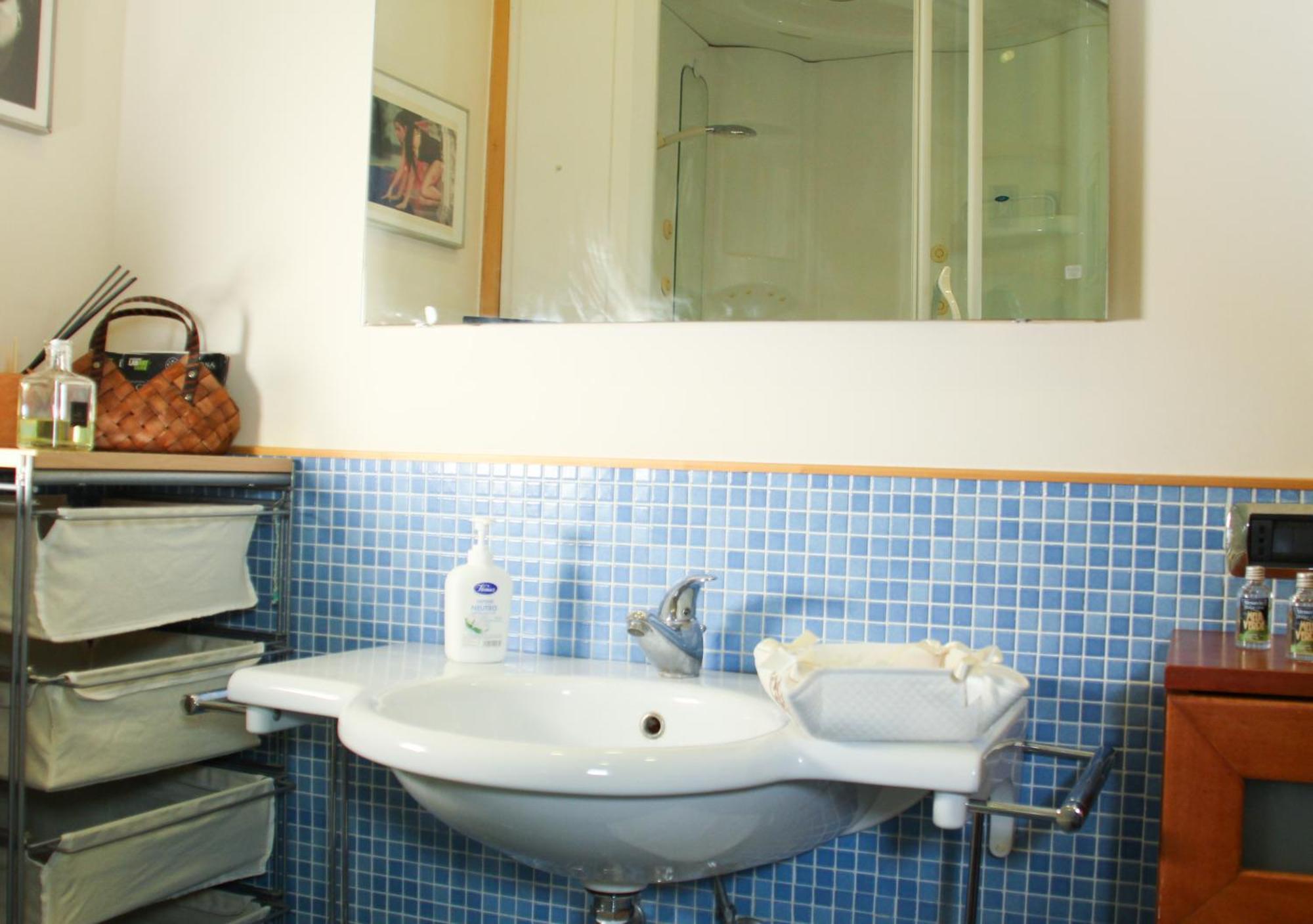 Metro Amedeo - Stanza Privata Con Vasca Idromassaggio Appartement Napels Buitenkant foto